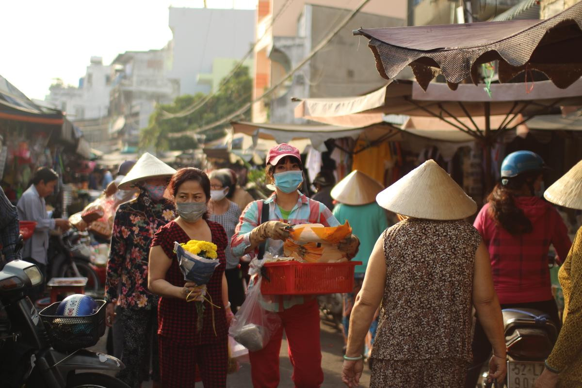 Người Sài Gòn cúng ông Táo, chè trôi nước đắt hàng ngày 23 Tết Ảnh 5