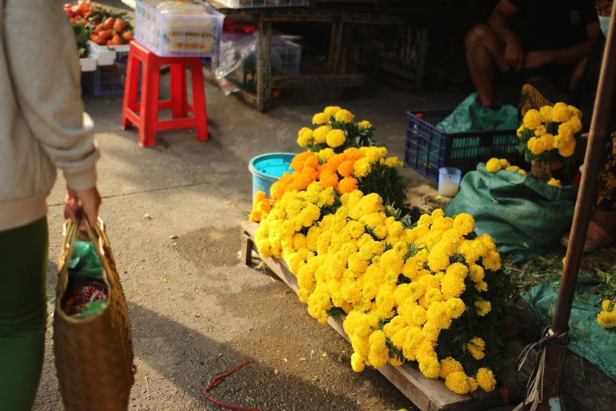 Người Sài Gòn cúng ông Táo, chè trôi nước đắt hàng ngày 23 Tết Ảnh 8