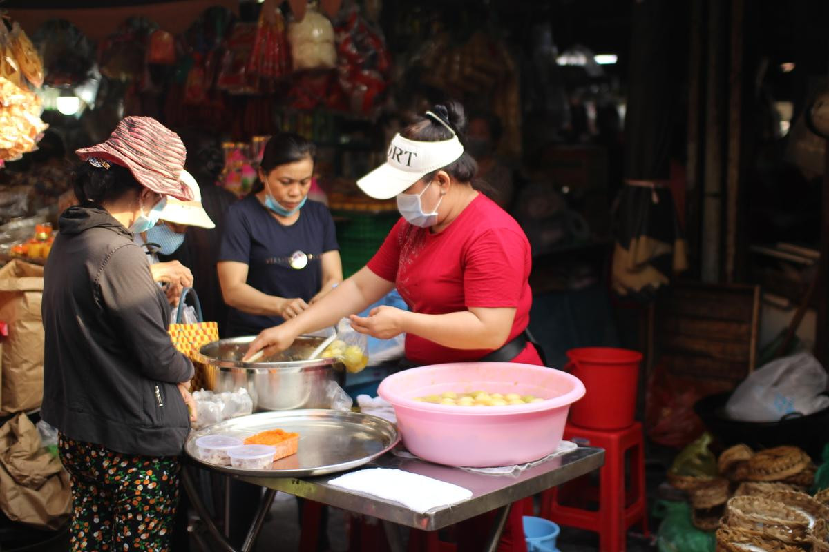 Người Sài Gòn cúng ông Táo, chè trôi nước đắt hàng ngày 23 Tết Ảnh 7