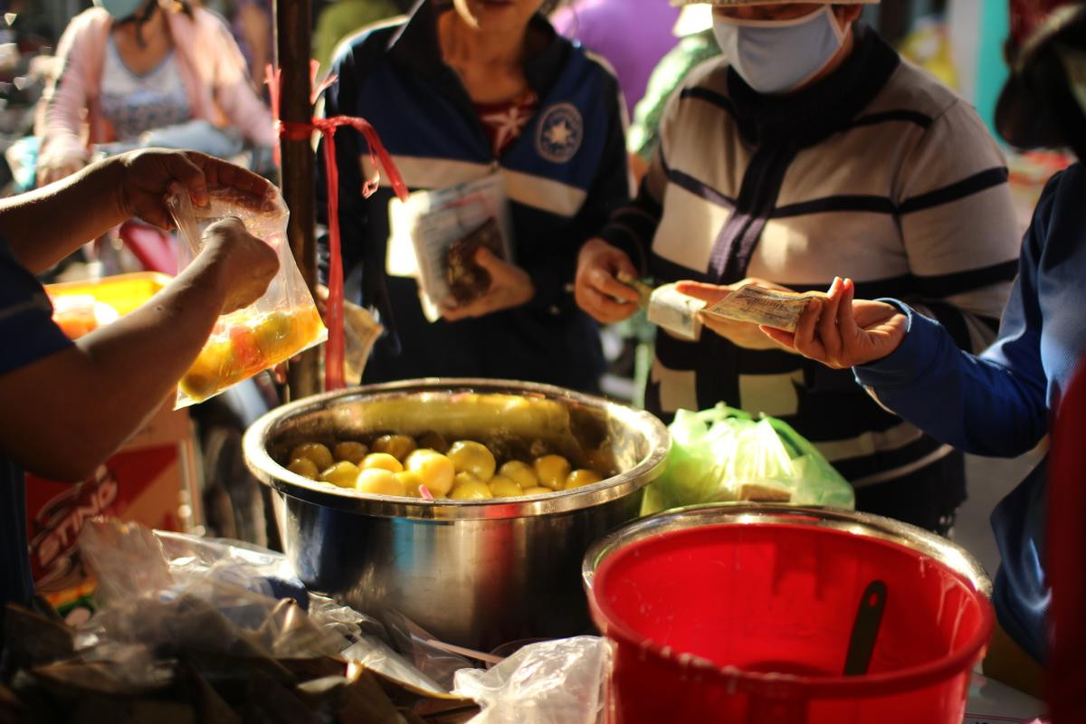 Người Sài Gòn cúng ông Táo, chè trôi nước đắt hàng ngày 23 Tết Ảnh 6