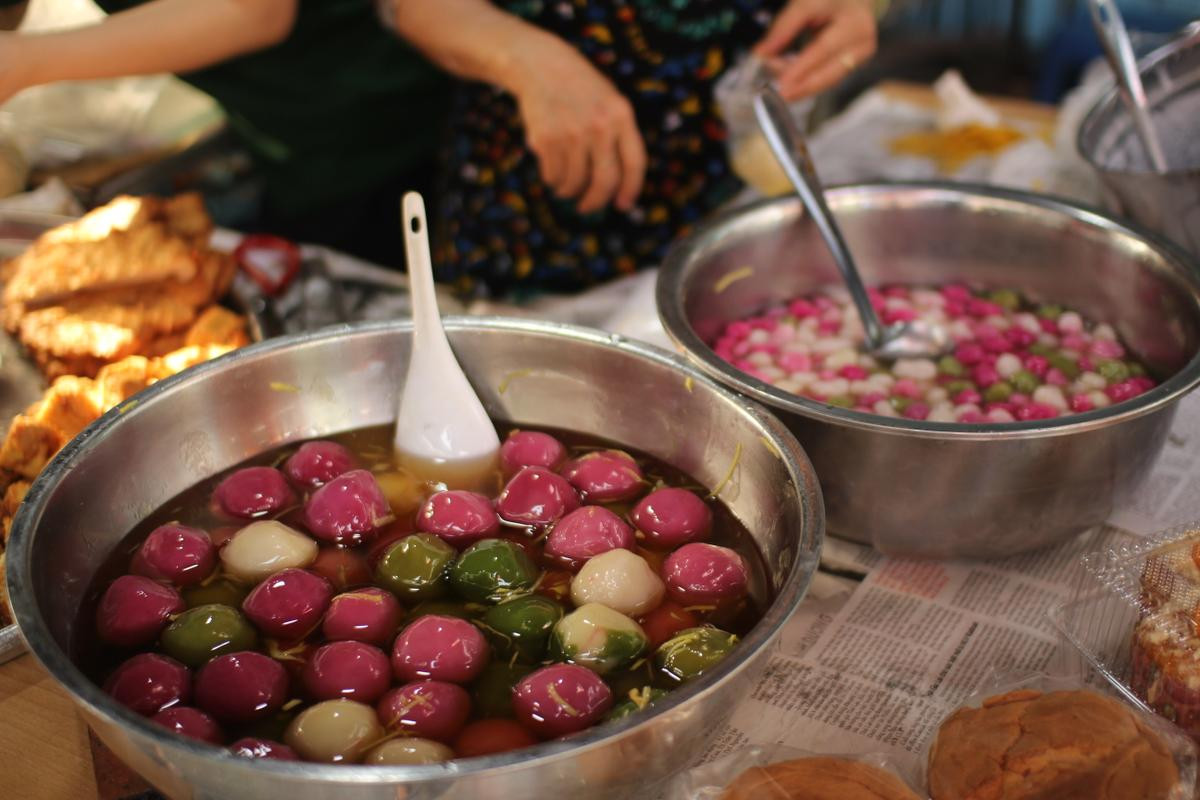 Người Sài Gòn cúng ông Táo, chè trôi nước đắt hàng ngày 23 Tết Ảnh 2