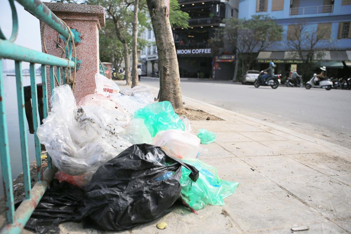 Người Hà Nội tiễn ông Công ông Táo về chầu trời sớm, ném bàn thờ và tàn hương đầy xuống hồ Ảnh 12