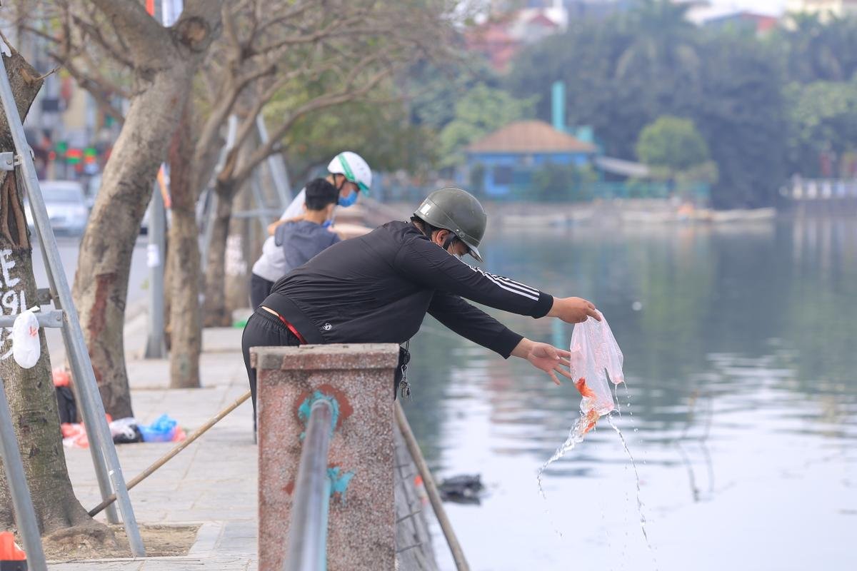 Người Hà Nội tiễn ông Công ông Táo về chầu trời sớm, ném bàn thờ và tàn hương đầy xuống hồ Ảnh 9