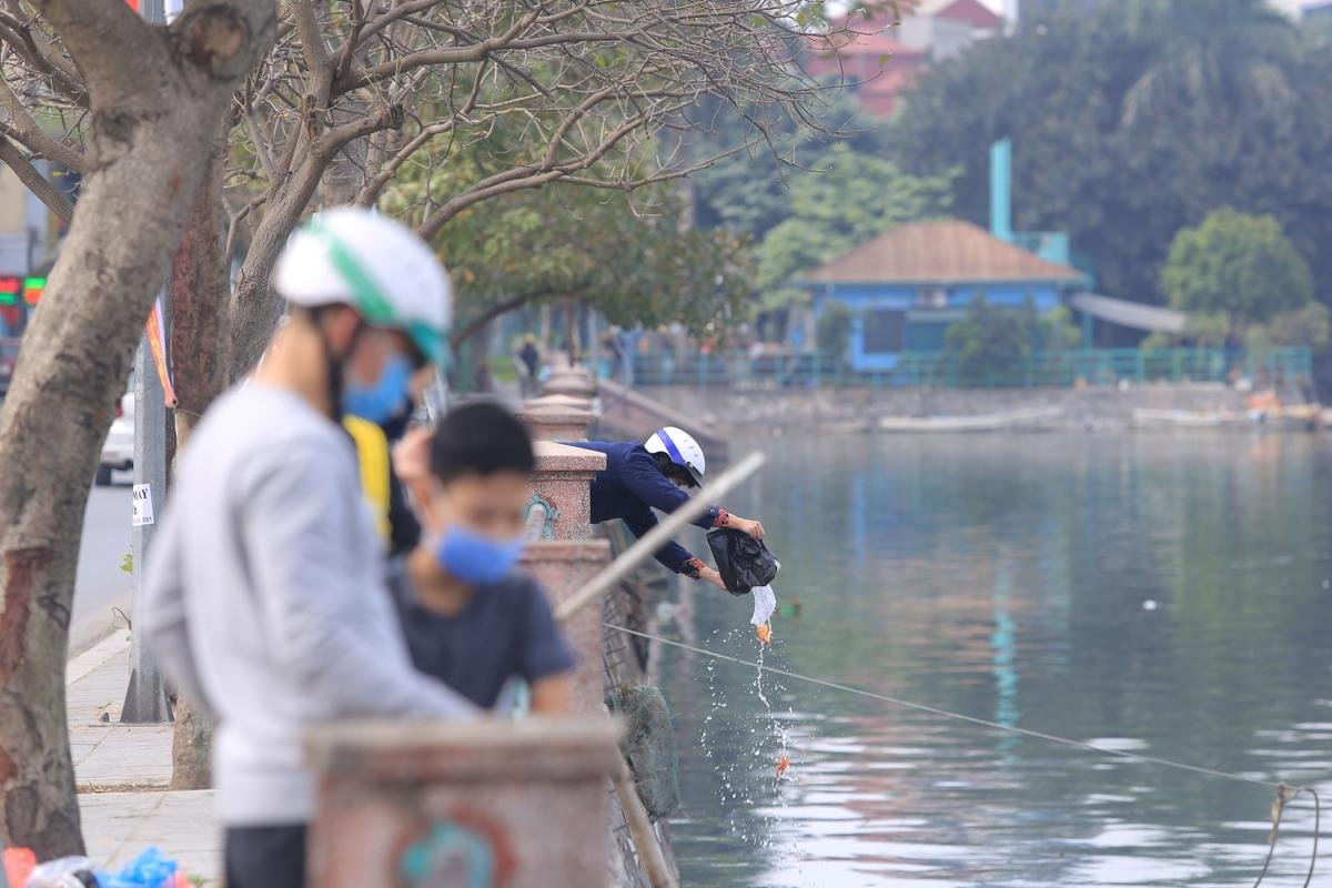 Người Hà Nội tiễn ông Công ông Táo về chầu trời sớm, ném bàn thờ và tàn hương đầy xuống hồ Ảnh 8