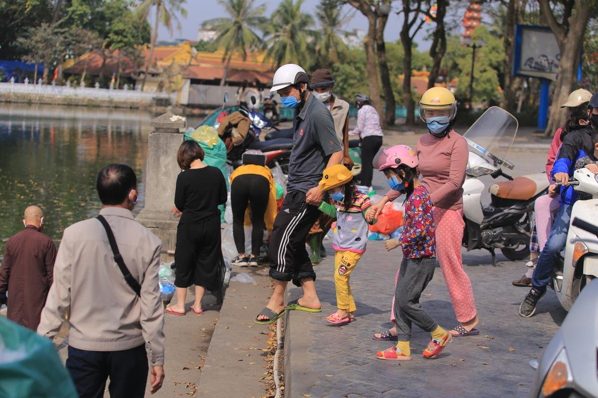 Người Hà Nội tiễn ông Công ông Táo về chầu trời sớm, ném bàn thờ và tàn hương đầy xuống hồ Ảnh 1