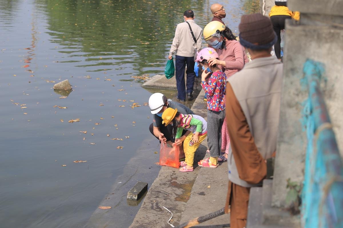 Người Hà Nội tiễn ông Công ông Táo về chầu trời sớm, ném bàn thờ và tàn hương đầy xuống hồ Ảnh 2