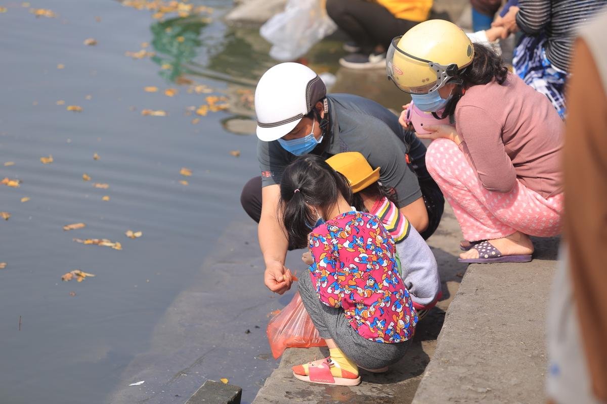 Người Hà Nội tiễn ông Công ông Táo về chầu trời sớm, ném bàn thờ và tàn hương đầy xuống hồ Ảnh 3