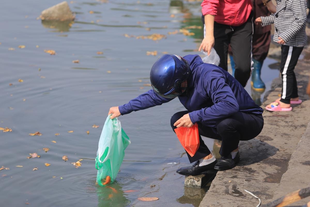 Người Hà Nội tiễn ông Công ông Táo về chầu trời sớm, ném bàn thờ và tàn hương đầy xuống hồ Ảnh 4