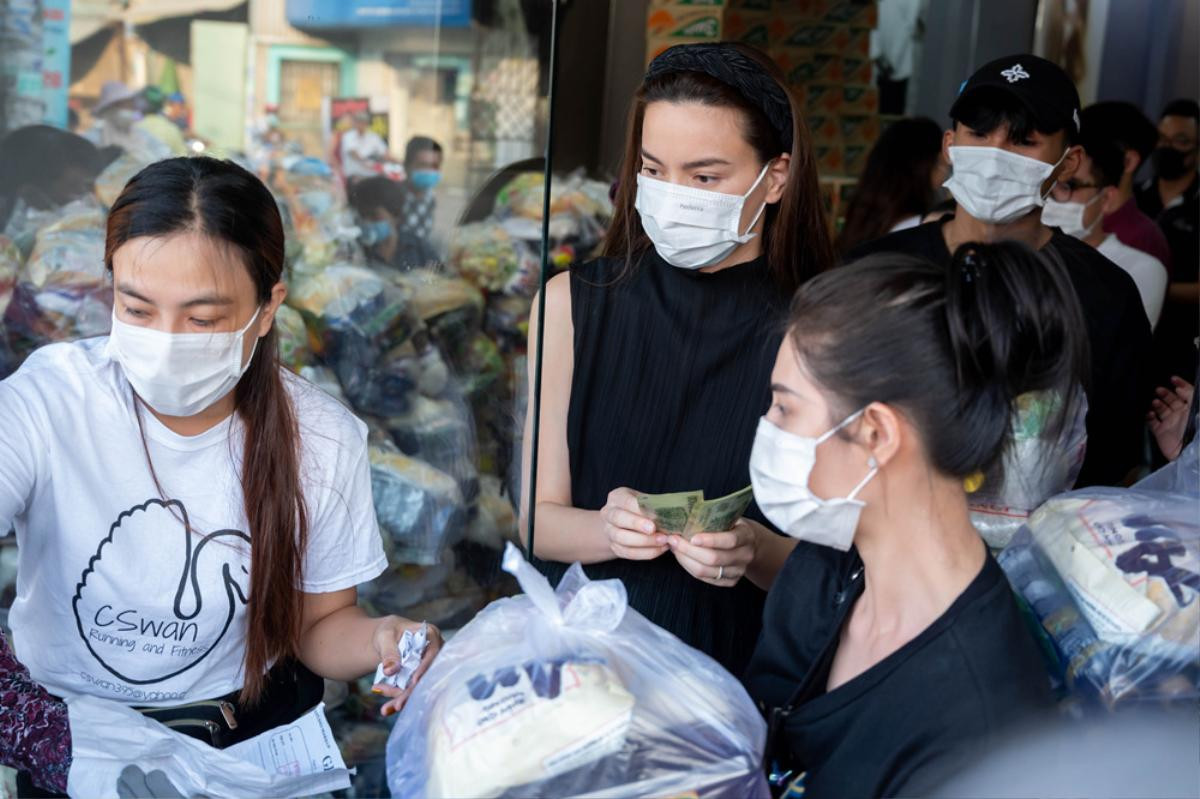 Hồ Ngọc Hà đi từ thiện giữa mùa dịch, tận tay trao quà cho bà con khó khăn, trẻ em cơ nhỡ Ảnh 3