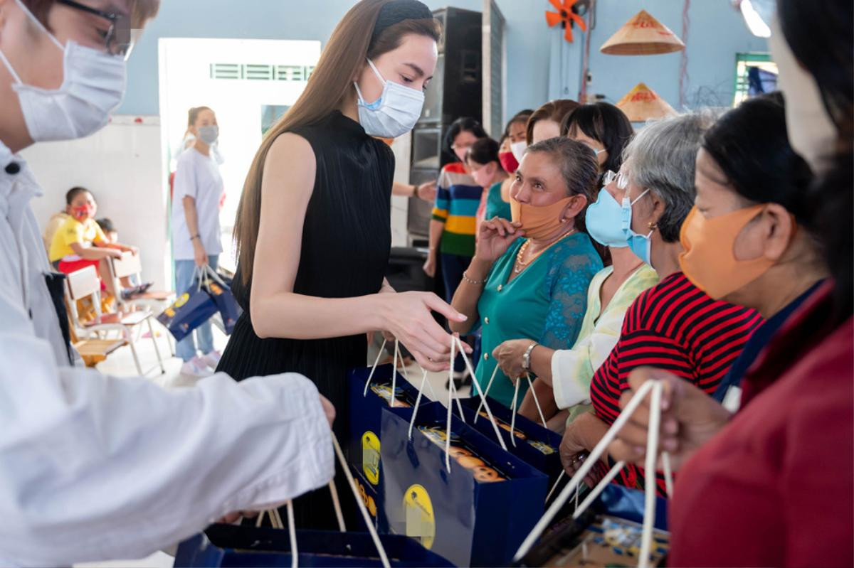 Hồ Ngọc Hà đi từ thiện giữa mùa dịch, tận tay trao quà cho bà con khó khăn, trẻ em cơ nhỡ Ảnh 6