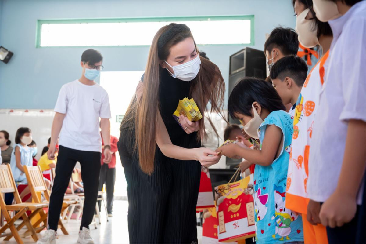 Hồ Ngọc Hà đi từ thiện giữa mùa dịch, tận tay trao quà cho bà con khó khăn, trẻ em cơ nhỡ Ảnh 5