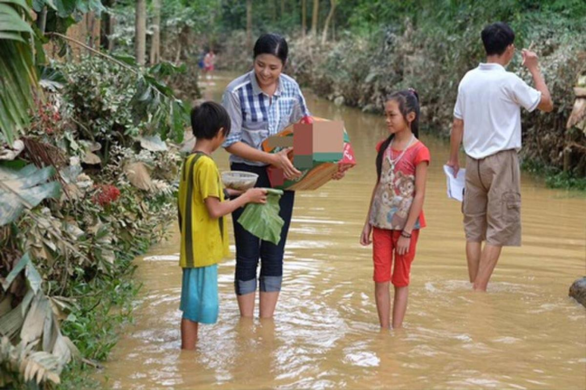 Đi từ thiện, có nàng hậu mặc giản dị vẫn đẹp, có nàng hậu nếm đủ thị phi vì trang phục Ảnh 13