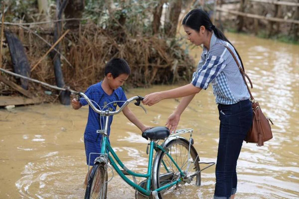 Đi từ thiện, có nàng hậu mặc giản dị vẫn đẹp, có nàng hậu nếm đủ thị phi vì trang phục Ảnh 14