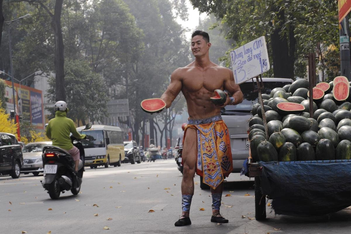 Danh tính đầy bất ngờ của chàng trai 6 múi hoá thân thành Mai An Tiêm bán dưa giữa lòng Sài Gòn Ảnh 2