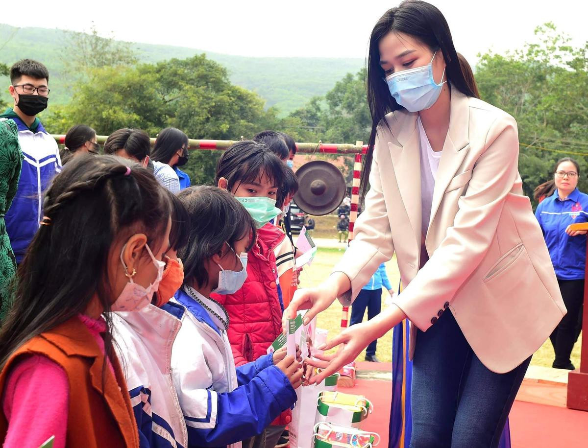 Về quê ăn Tết, Hoa hậu Đỗ Thị Hà trút bỏ váy áo, thay đồ bộ đáng yêu nhí nhảnh Ảnh 5