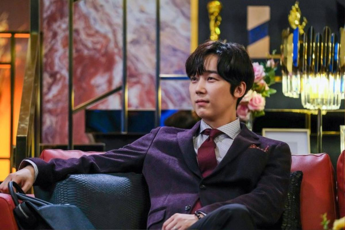 Yoon Jong Hoon trở lại trong The Penthouse mùa 2 với màn 'hắc hóa' mãn nhãn Ảnh 2