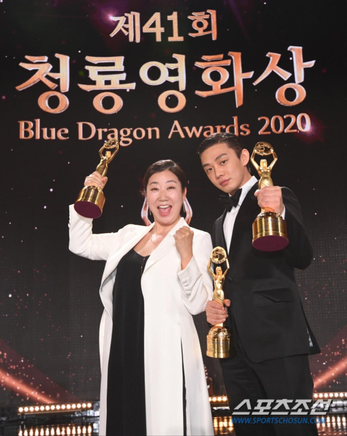 Trọn khoảnh khắc tại 'Rồng Xanh 2020': Shin Hye Sun tủi thân 1 mình, Yoo Ah In ôm chặt Lee Byung Hun! Ảnh 42