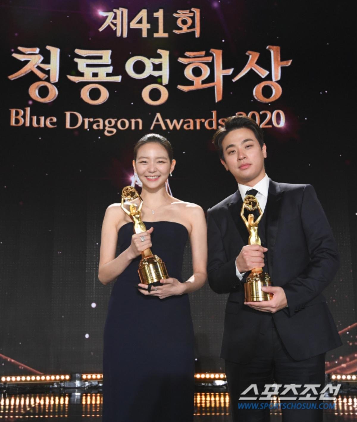 Trọn khoảnh khắc tại 'Rồng Xanh 2020': Shin Hye Sun tủi thân 1 mình, Yoo Ah In ôm chặt Lee Byung Hun! Ảnh 43