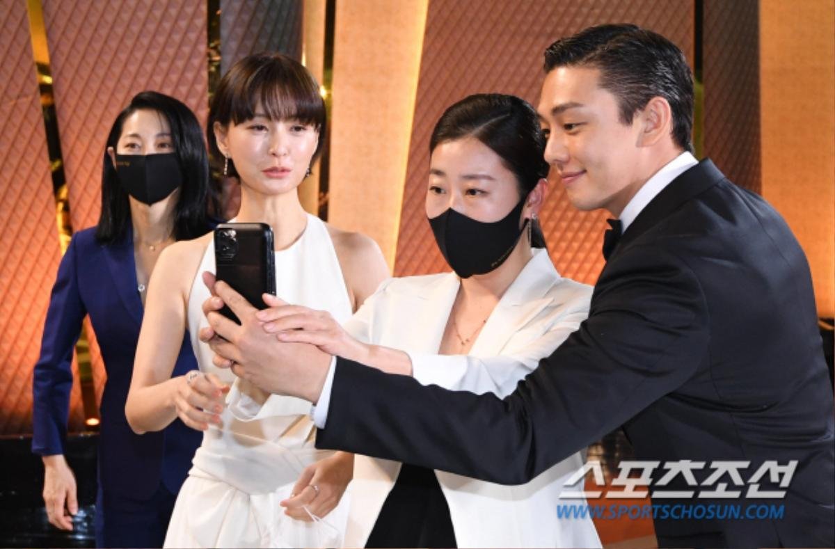 Trọn khoảnh khắc tại 'Rồng Xanh 2020': Shin Hye Sun tủi thân 1 mình, Yoo Ah In ôm chặt Lee Byung Hun! Ảnh 40