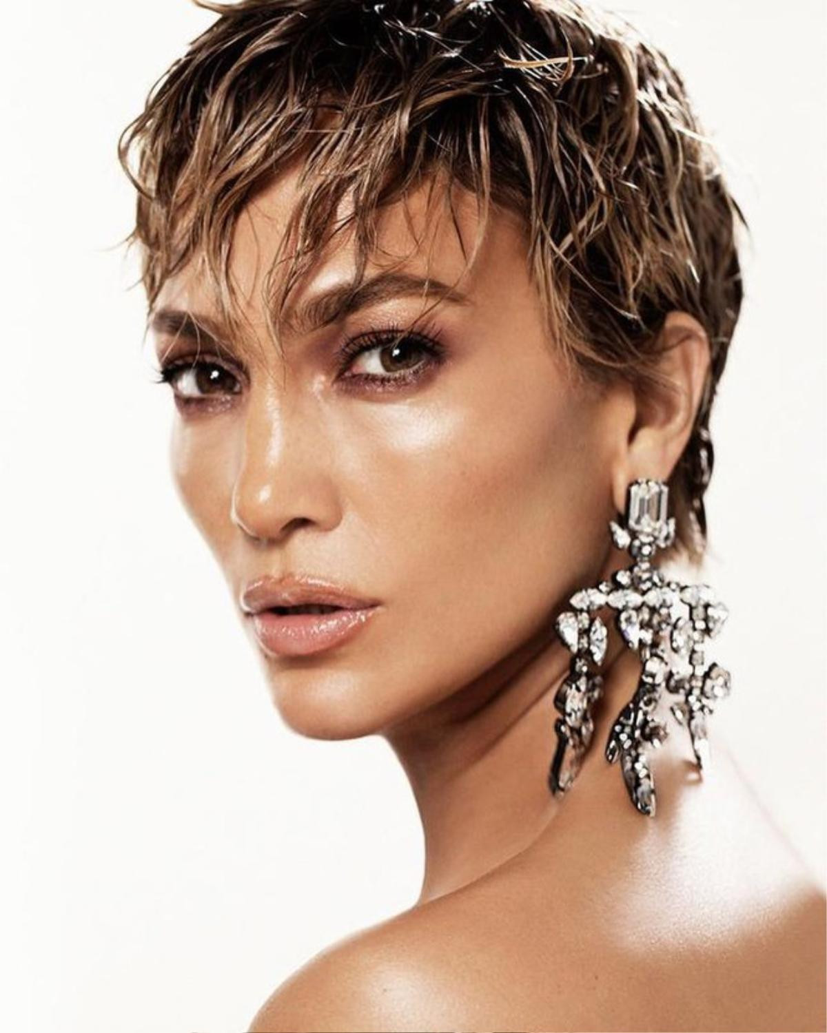 Jennifer Lopez lột xác hoàn toàn cắt tóc pixie đầy cá tính trên bìa tạp chí Ảnh 2