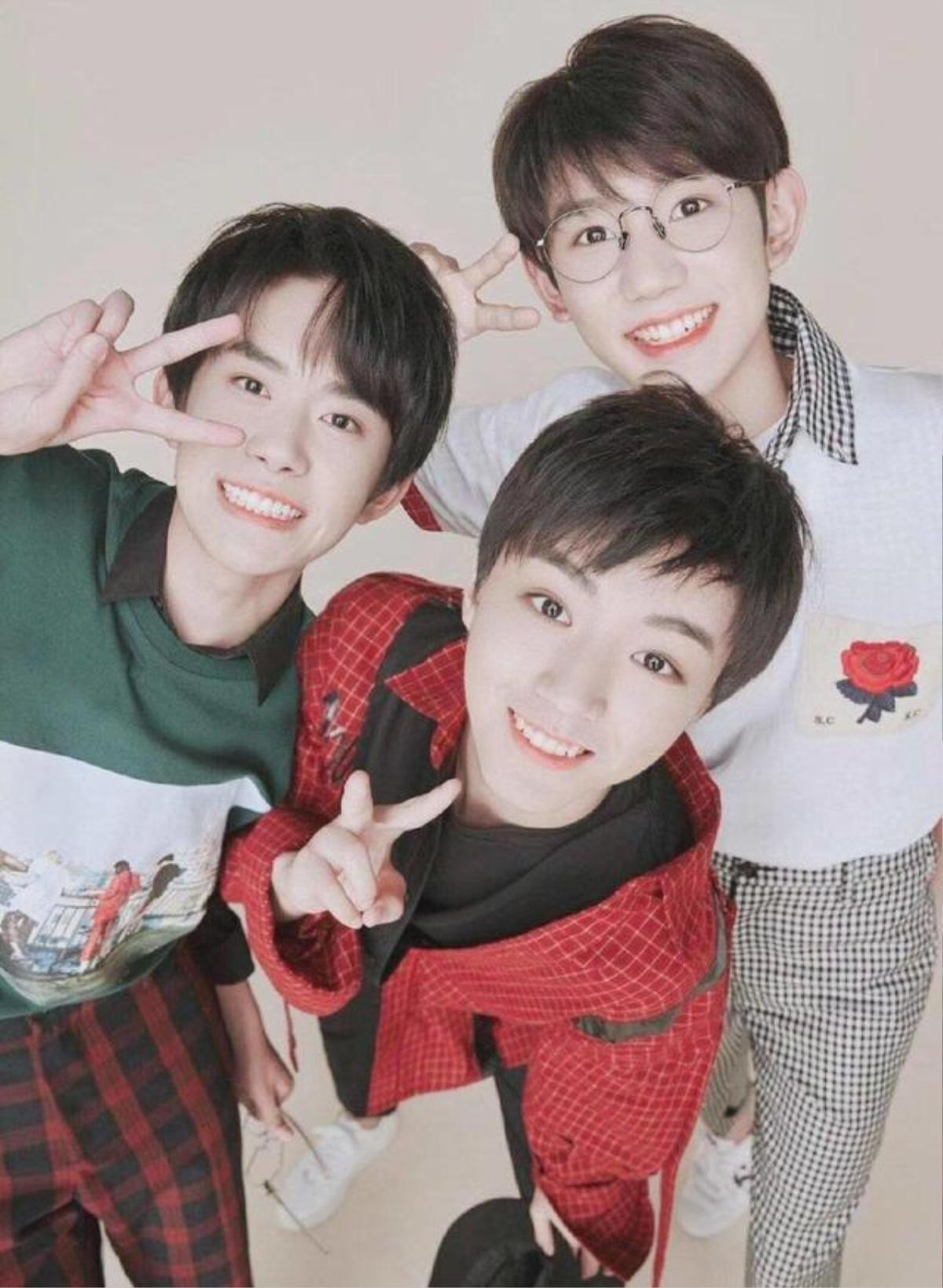 TFBoys phát 'lì xì' ngày Tết, vẫn mãi giữ nguyên động tác truyền thống của nhóm Ảnh 5