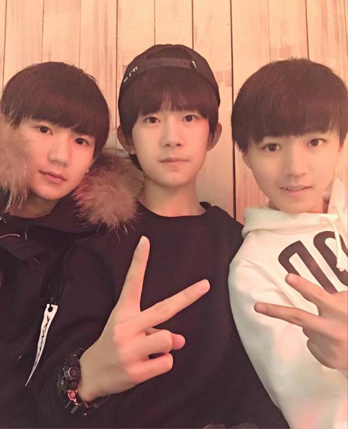 TFBoys phát 'lì xì' ngày Tết, vẫn mãi giữ nguyên động tác truyền thống của nhóm Ảnh 6