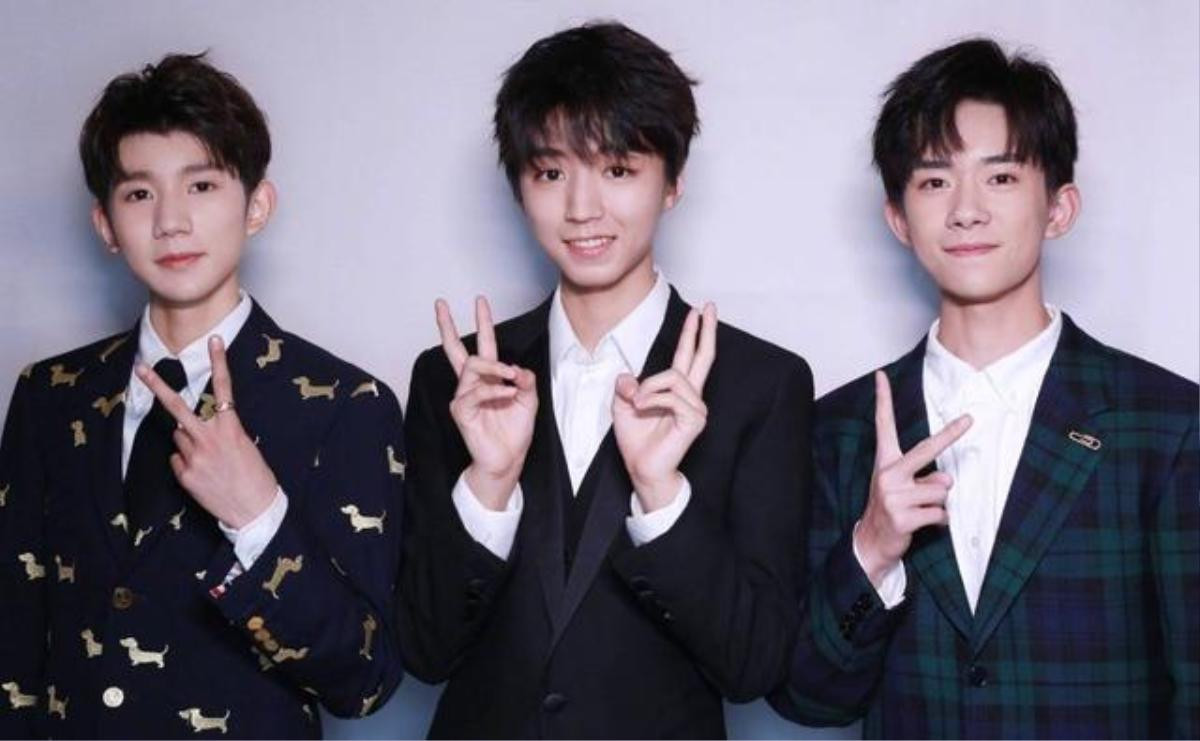 TFBoys phát 'lì xì' ngày Tết, vẫn mãi giữ nguyên động tác truyền thống của nhóm Ảnh 7