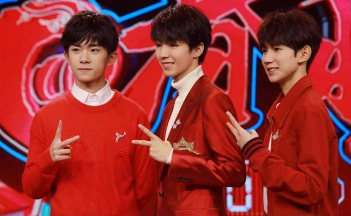 TFBoys phát 'lì xì' ngày Tết, vẫn mãi giữ nguyên động tác truyền thống của nhóm Ảnh 8