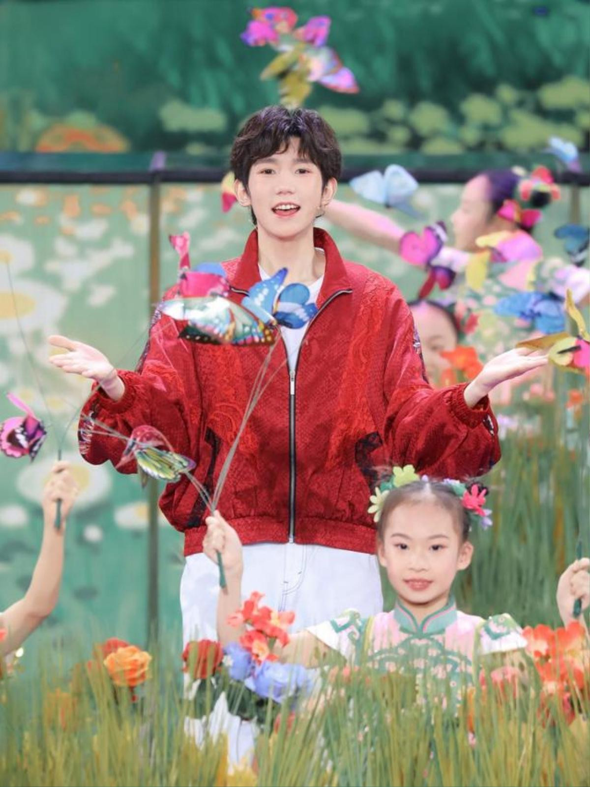 TFBoys phát 'lì xì' ngày Tết, vẫn mãi giữ nguyên động tác truyền thống của nhóm Ảnh 2