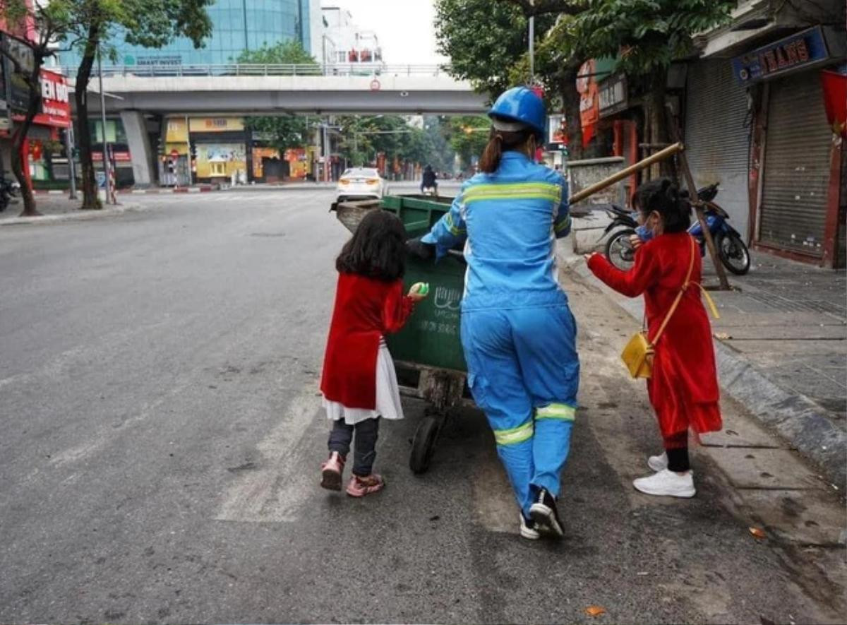 Xúc động hình ảnh 2 bé gái mặc áo dài với gương mặt đong đầy hạnh phúc cùng mẹ đi làm ngày mùng 1 Tết Ảnh 2