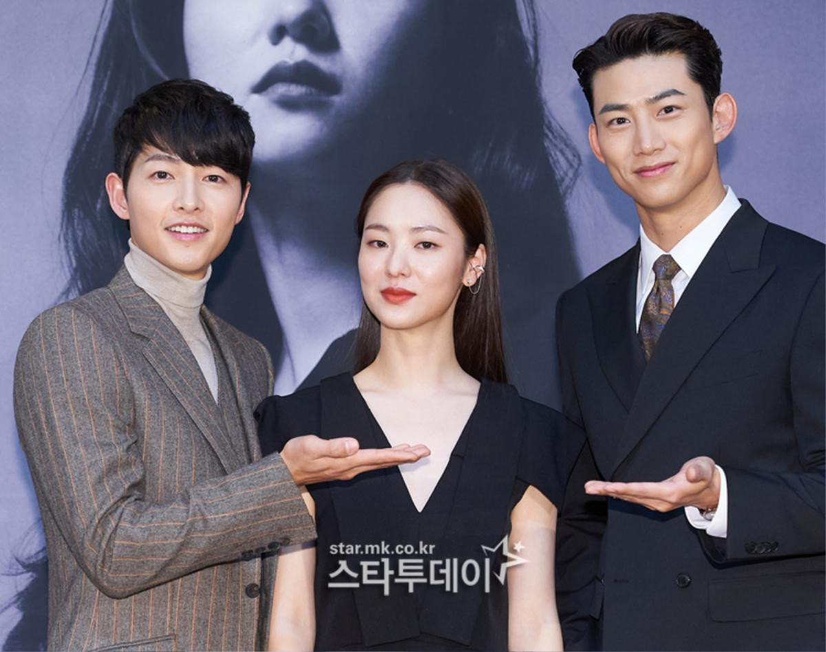 'Tình mới' không dám skinship với Song Joong Ki, rạng rỡ khoác tay Ok Taecyeon tại họp báo 'Vincenzo' Ảnh 1