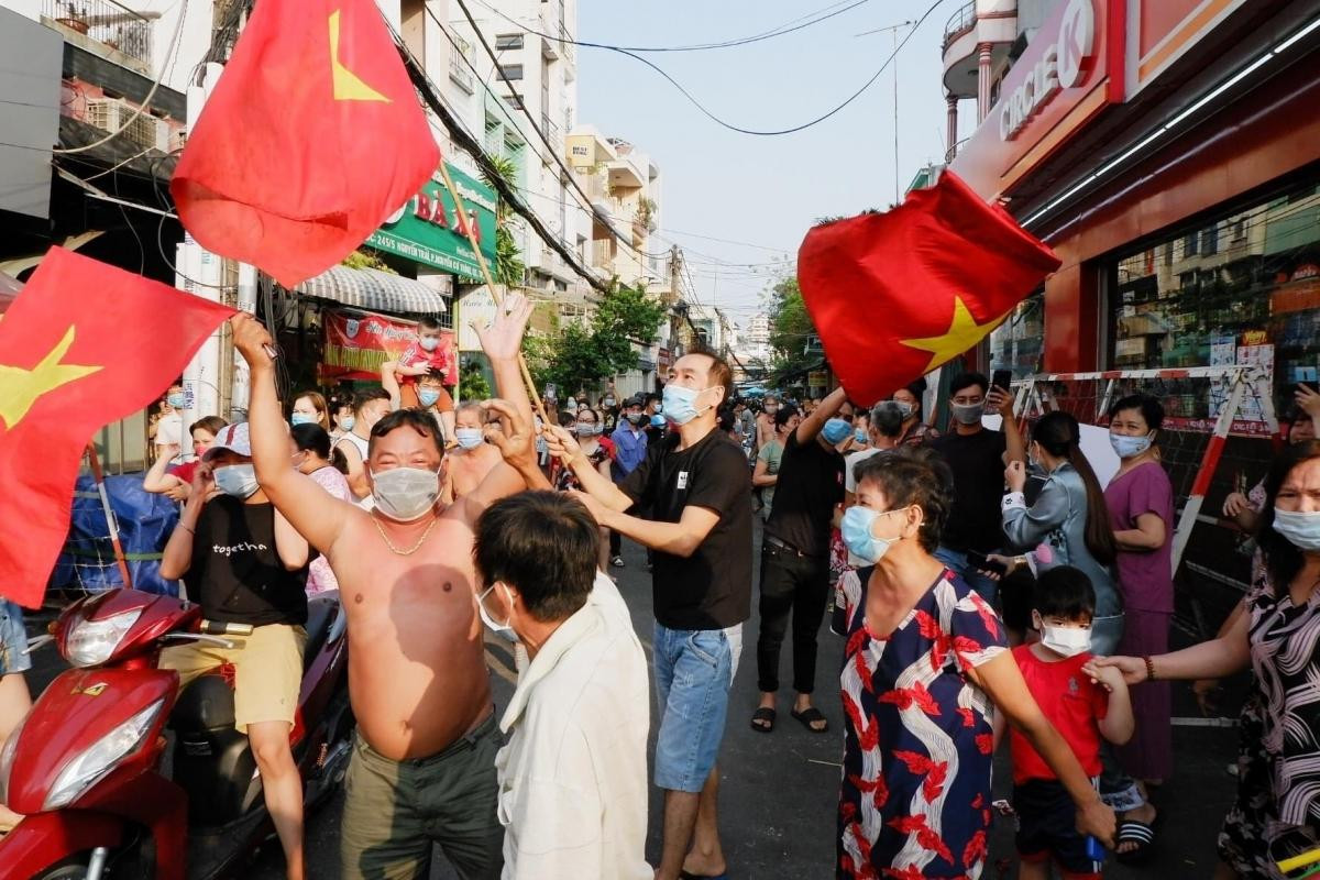 Con hẻm khu Mả Lạng được gỡ phong tỏa, hàng ngàn cư dân reo hò ăn mừng Ảnh 1