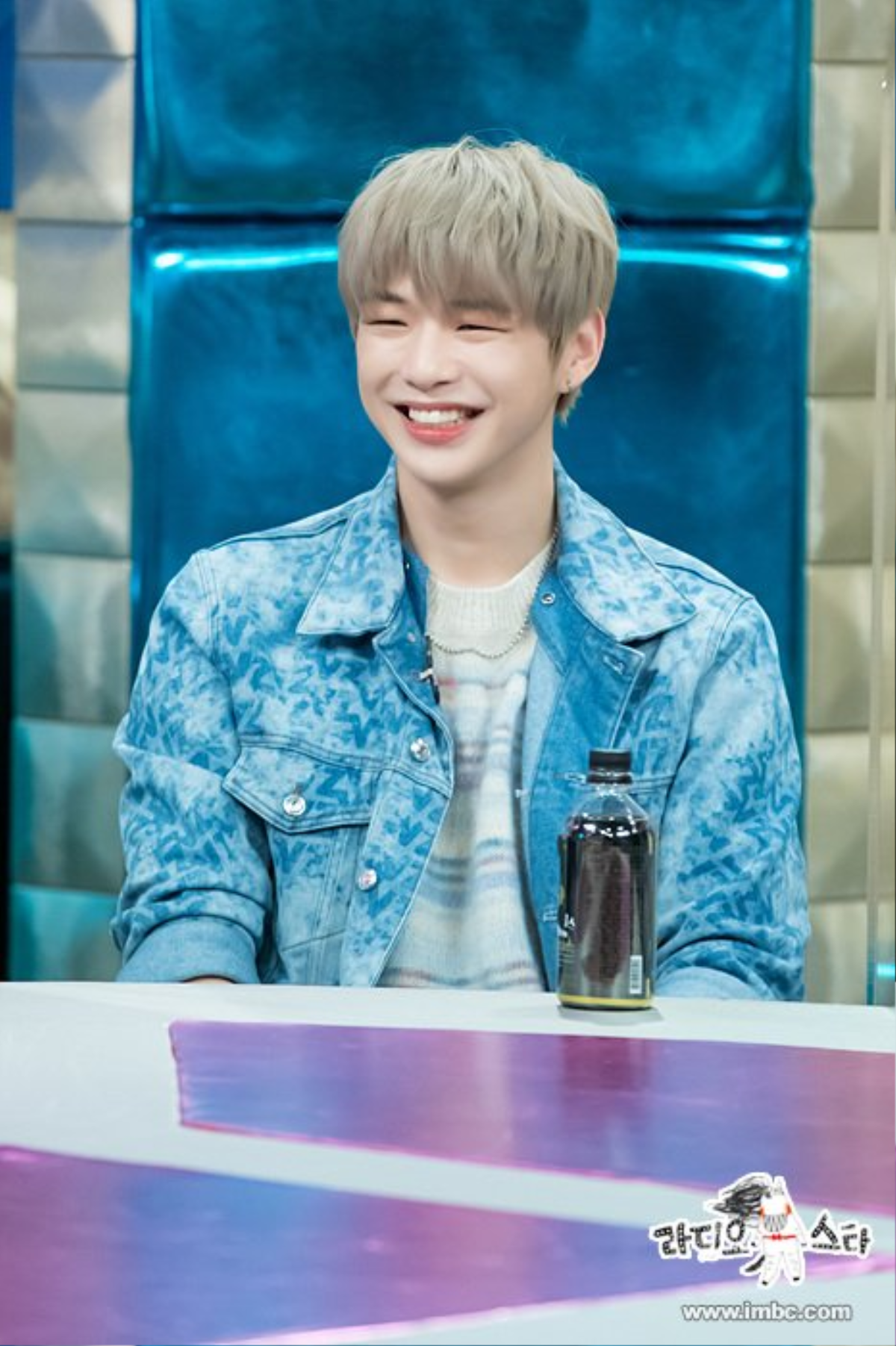 Fan chia sẻ rần rần phản ứng thú vị của Kang Daniel khi được fan tặng... giấy tờ đất 'trên mặt trăng' Ảnh 1