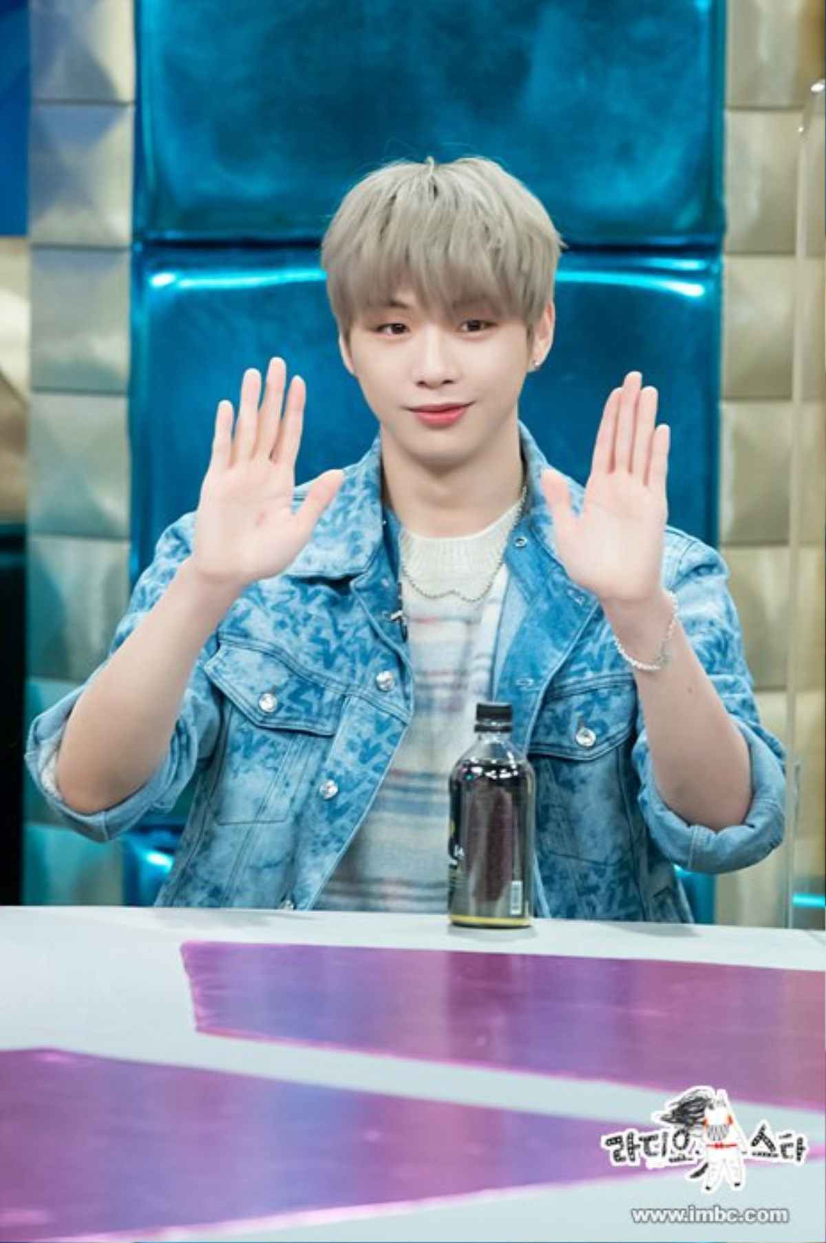 Fan chia sẻ rần rần phản ứng thú vị của Kang Daniel khi được fan tặng... giấy tờ đất 'trên mặt trăng' Ảnh 8