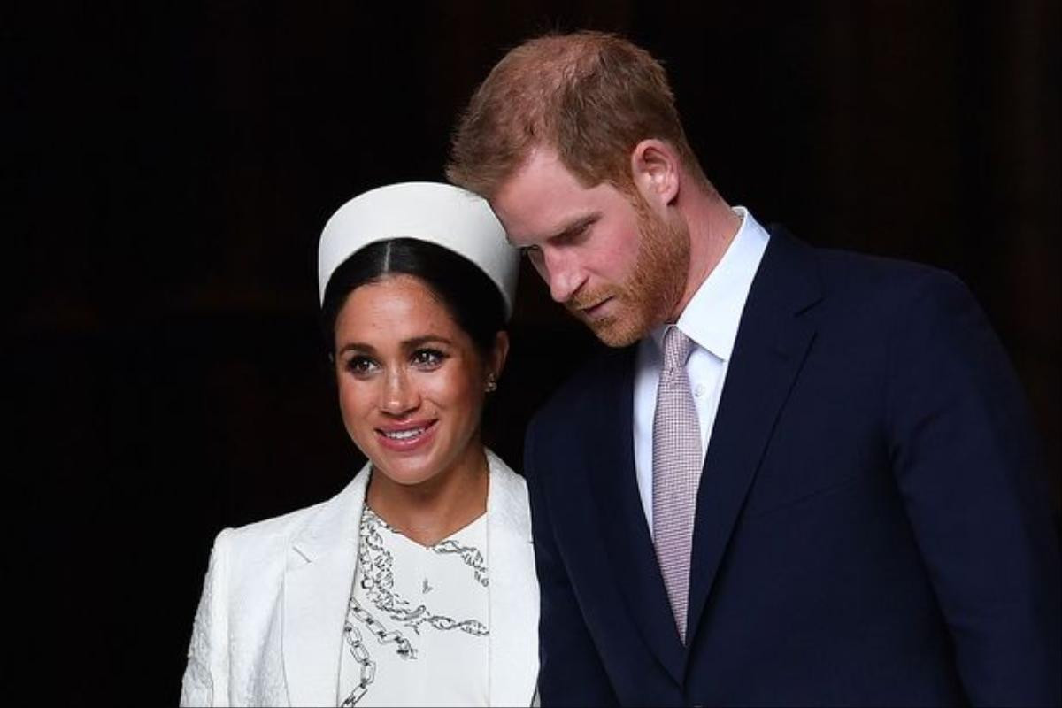 Phản ứng của Harry và Meghan khi bị Hoàng gia Anh tước toàn bộ tước vị danh dự Ảnh 1