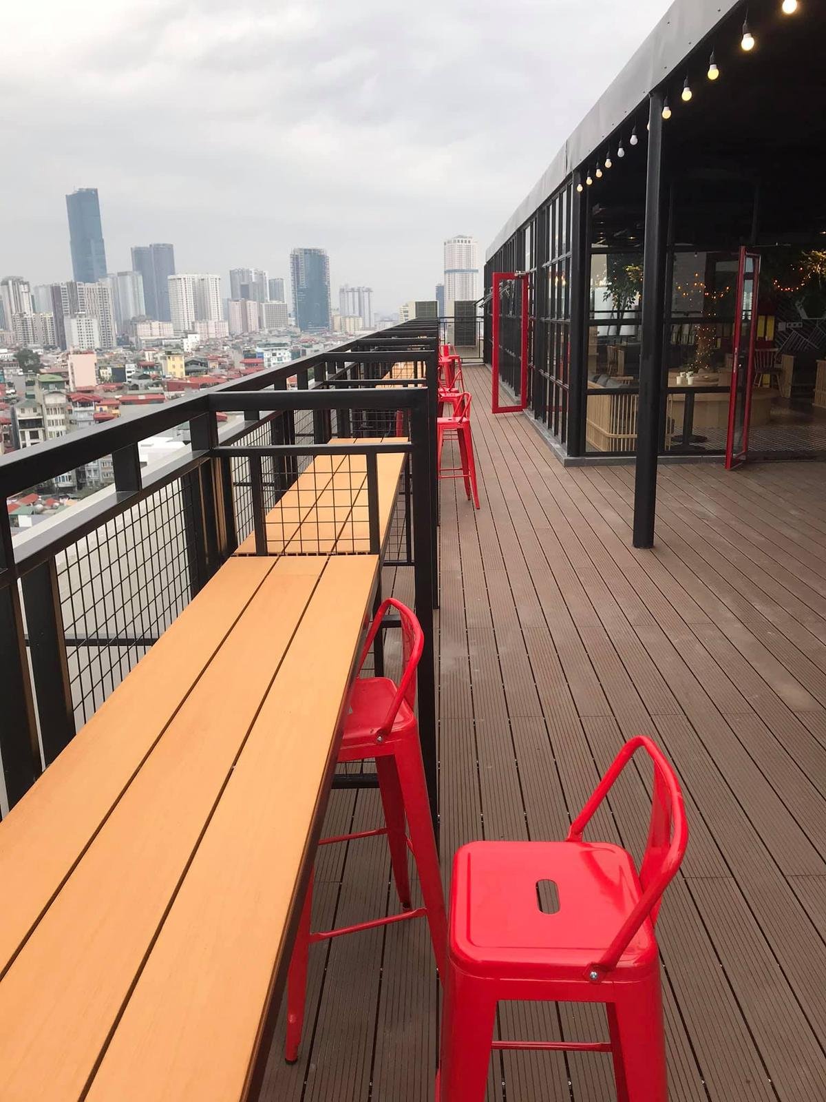 Sang chảnh như 'trường người ta', đầu tư hẳn quán cafe - bar rooftop khiến sinh viên háo hức Ảnh 5