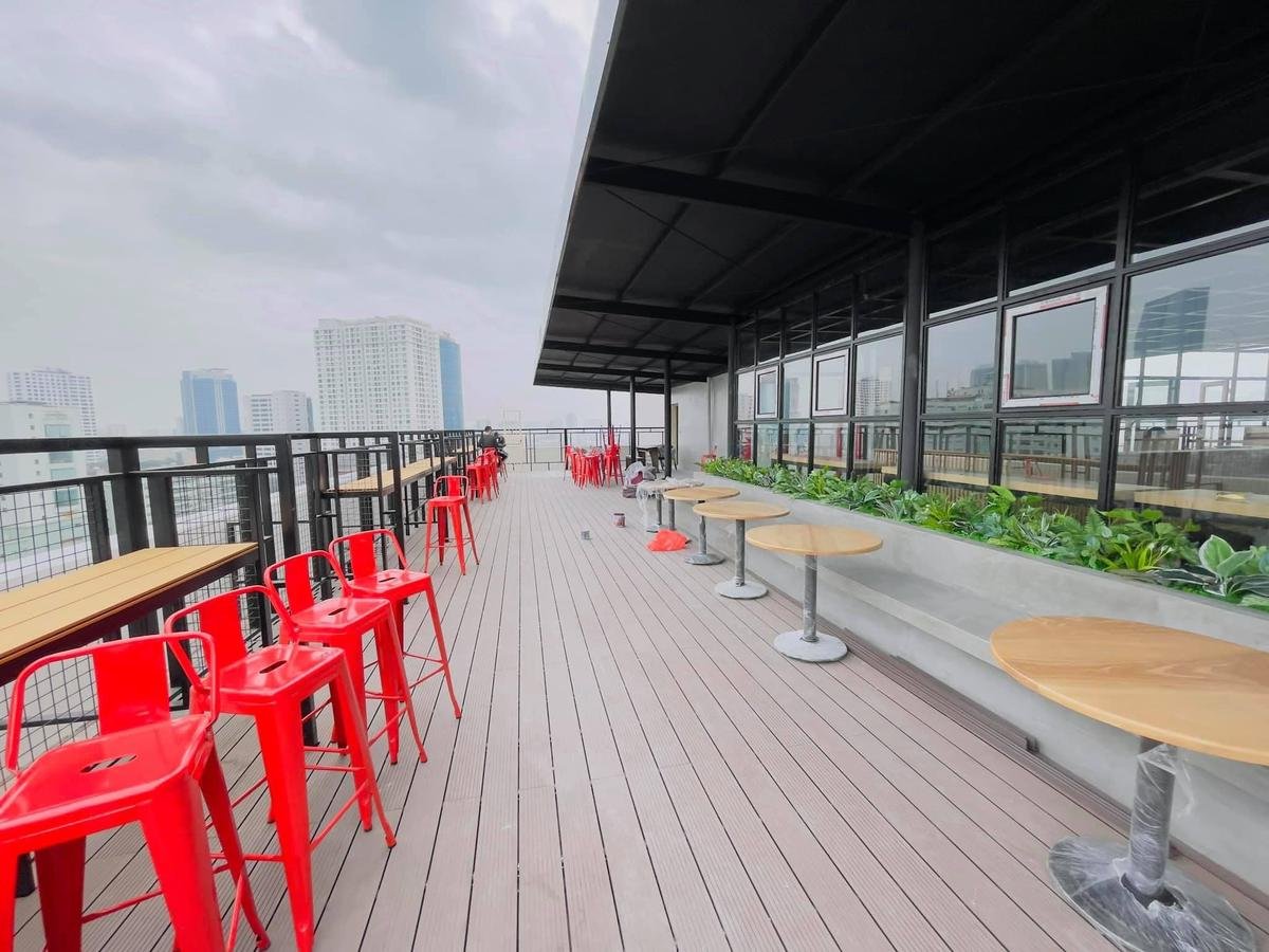 Sang chảnh như 'trường người ta', đầu tư hẳn quán cafe - bar rooftop khiến sinh viên háo hức Ảnh 3