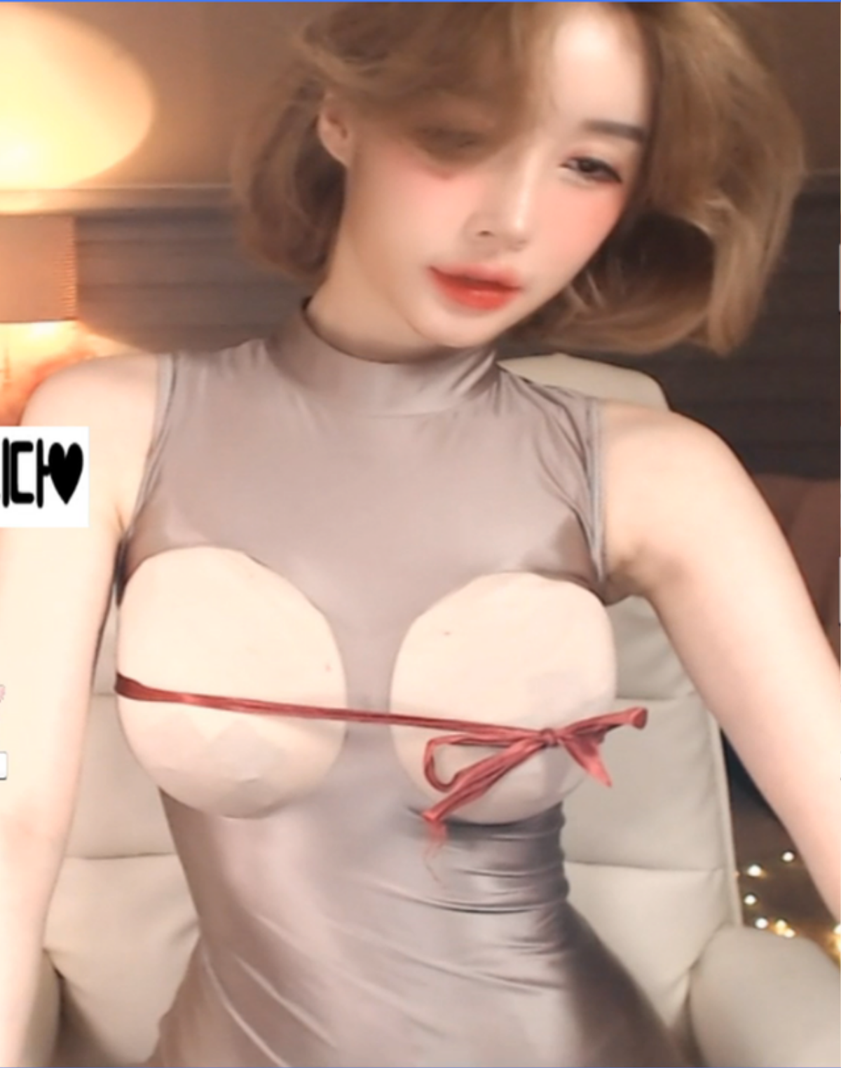 Nữ streamer gây sốc với loạt trang phục tự chế 'mặc như không' trên sóng livestream Ảnh 5