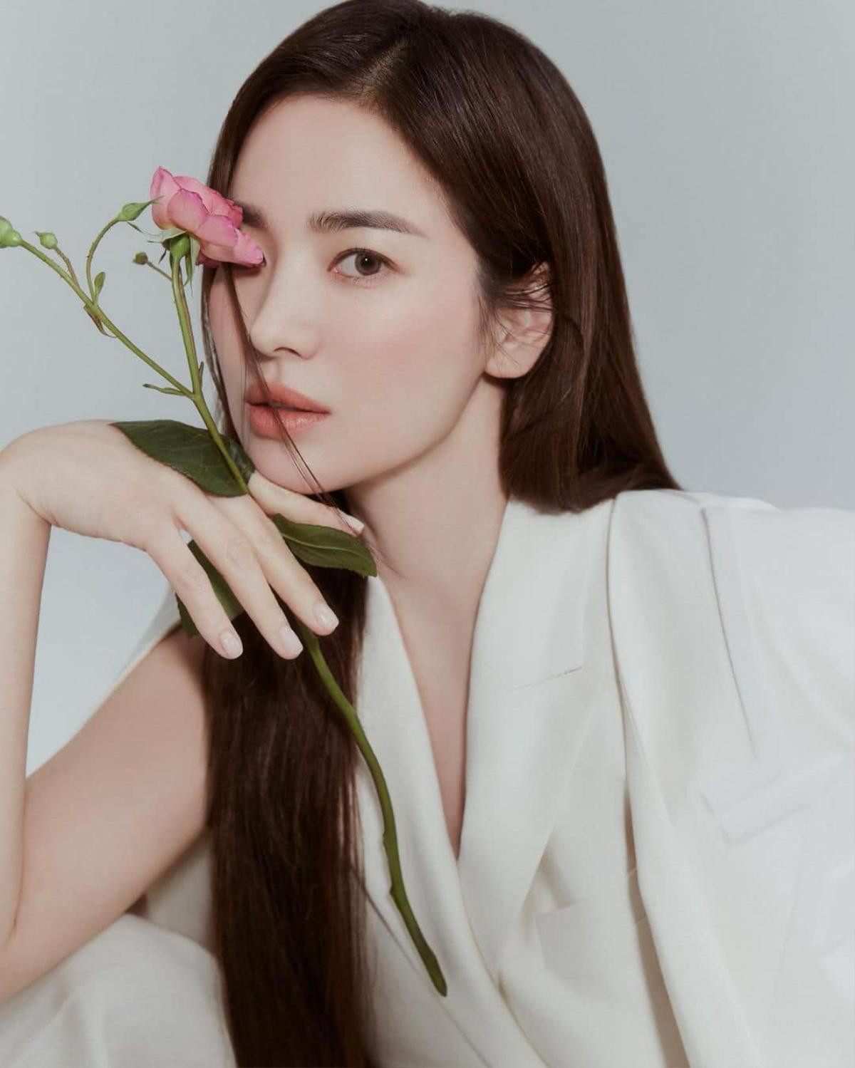 Thần thái 'chị đại' Song Hye Kyo & 'mợ chảnh' trong các bộ ảnh thời trang khiến đàn em dè chừng Ảnh 4