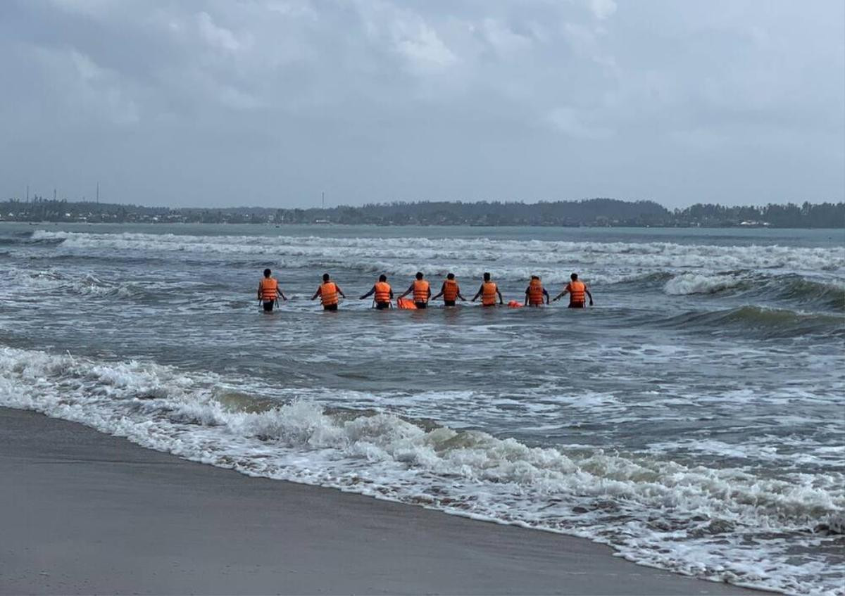 Vụ bảo vệ lao ra biển cứu học sinh bị đuối nước rồi mất tích: Đã tìm thấy 2 thi thể Ảnh 1