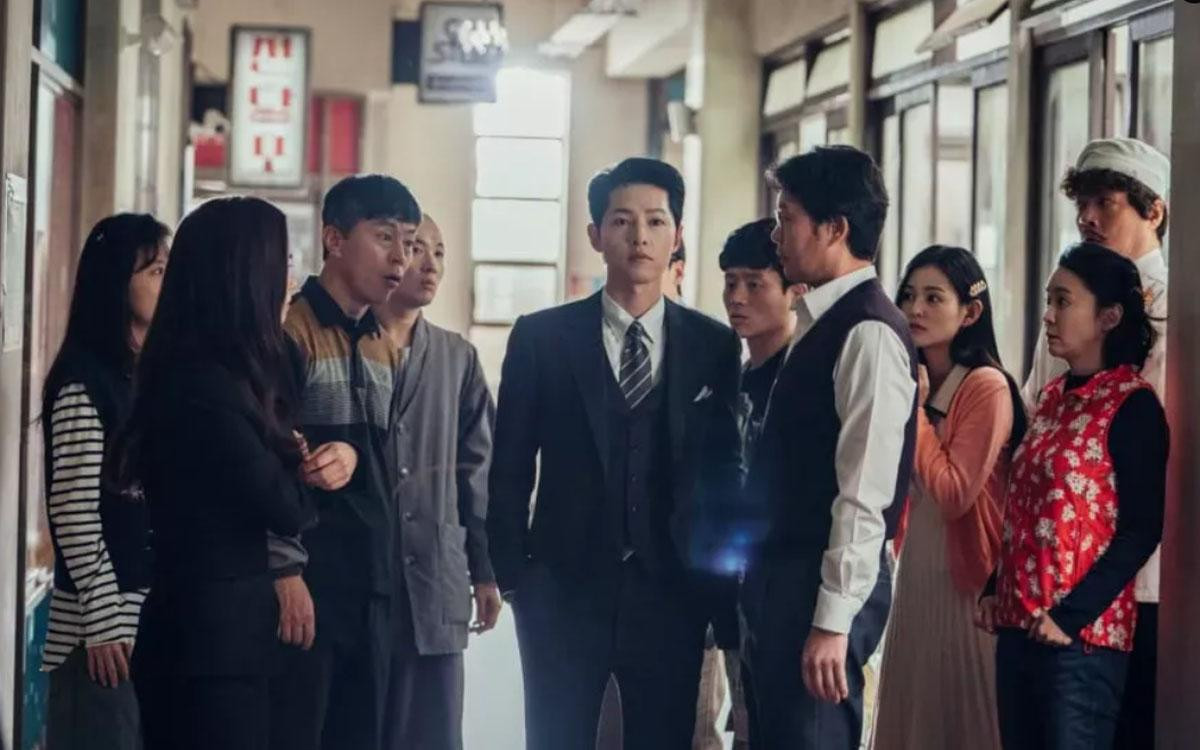 'Vincenzo': Jeon Yeo Bin đã có dấu hiệu 'say nắng' với luật sư mafia Song Jong Ki Ảnh 1