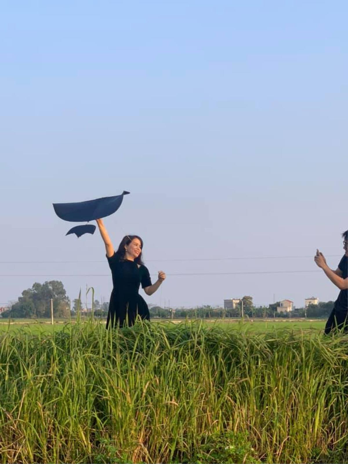 NSƯT Chí Trung 'làm nền' cho bạn gái khi về quê ra mắt Ảnh 2