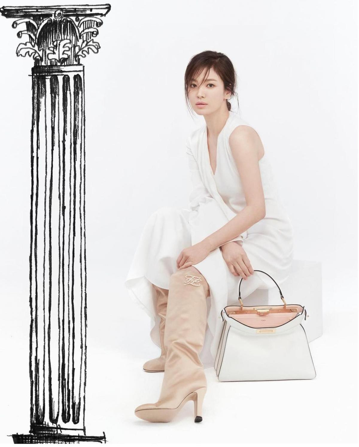 So sánh thần thái của hai đại sứ Fendi Triệu Vy & Song Hye Kyo khi xem show FENDI trực tuyến Ảnh 3