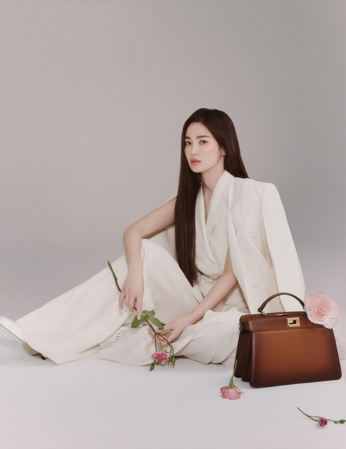 So sánh thần thái của hai đại sứ Fendi Triệu Vy & Song Hye Kyo khi xem show FENDI trực tuyến Ảnh 8