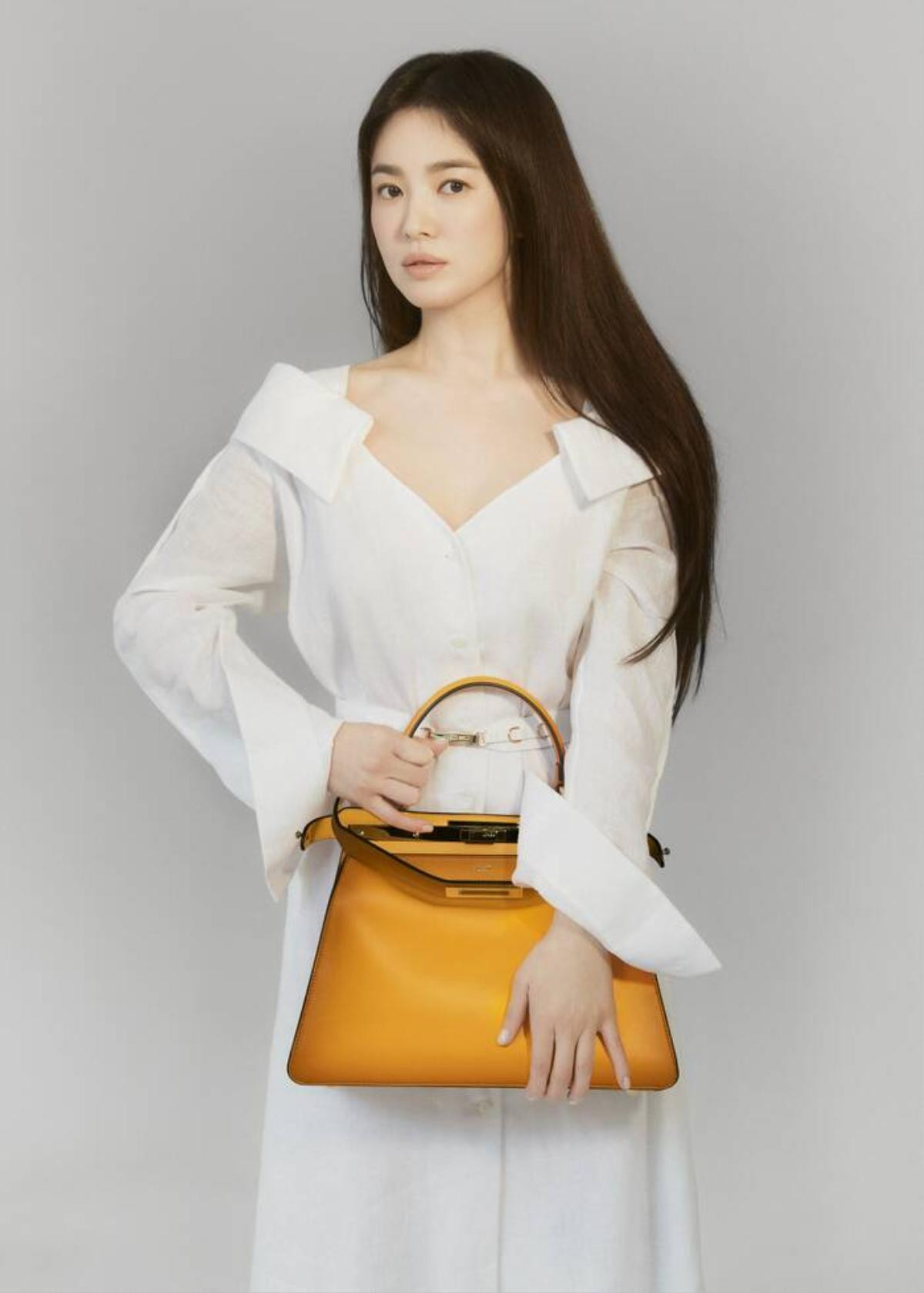 So sánh thần thái của hai đại sứ Fendi Triệu Vy & Song Hye Kyo khi xem show FENDI trực tuyến Ảnh 9