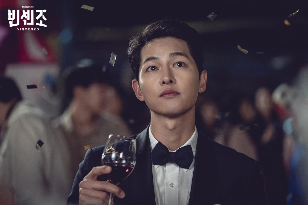 'Vincenzo': Ngoài Song Joong Ki , 'tình mới' Jeon Yeo Bin có gì hay ho? Ảnh 4