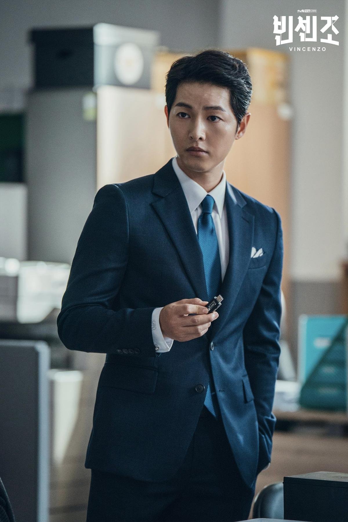 'Vincenzo': Ngoài Song Joong Ki , 'tình mới' Jeon Yeo Bin có gì hay ho? Ảnh 3