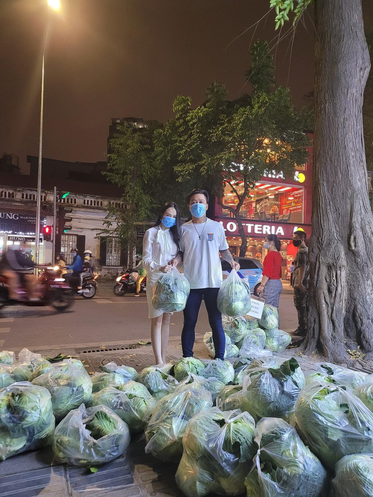 Tuấn Hưng cùng bà xã tiếp tục giải cứu nông sản vùng tâm dịch Hải Dương Ảnh 1