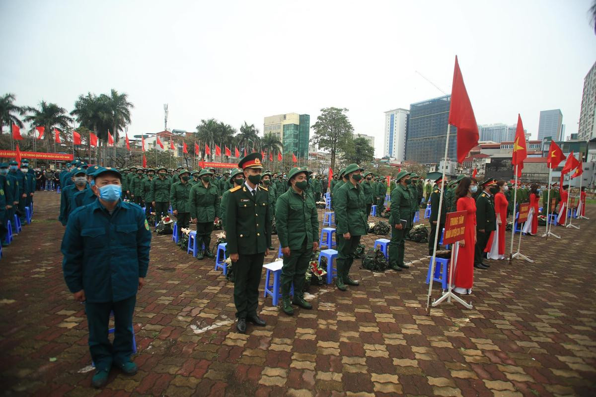 Xúc động khoảnh khắc nữ sinh Sư phạm từ TP.HCM ra Hà Nội tiễn người yêu lên đường nhập ngũ Ảnh 3