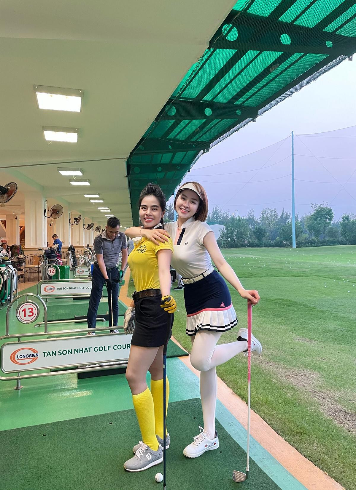 Diện váy ngắn cũn cỡn chơi golf, hotgirl Trâm Anh khiến người xem 'nóng mắt' Ảnh 5